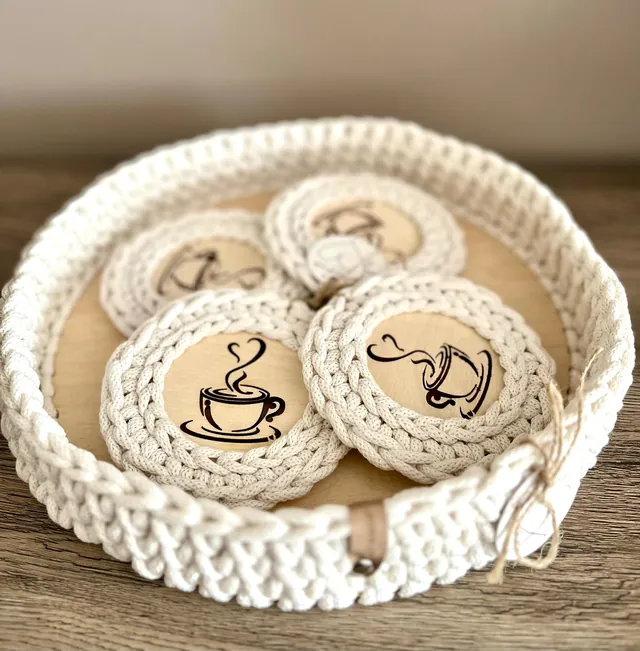 Okrągła taca ecru z drewnianym dnem i kompletem czterech podkładek z grawerem filiżanki