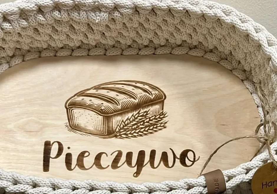 Drewniane dno koszyka z grawerem bochenka chleba i napisem Pieczywo