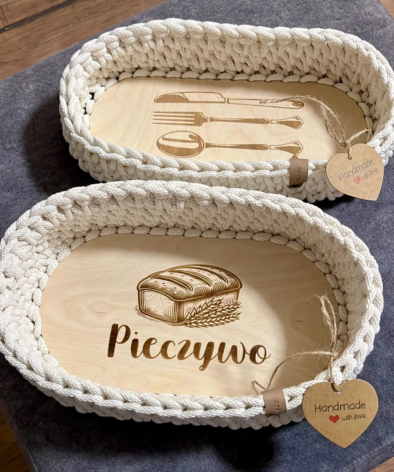 Koszyk na sztućce i koszyk z napisem Pieczywo, oba z grawerowanym dnem
