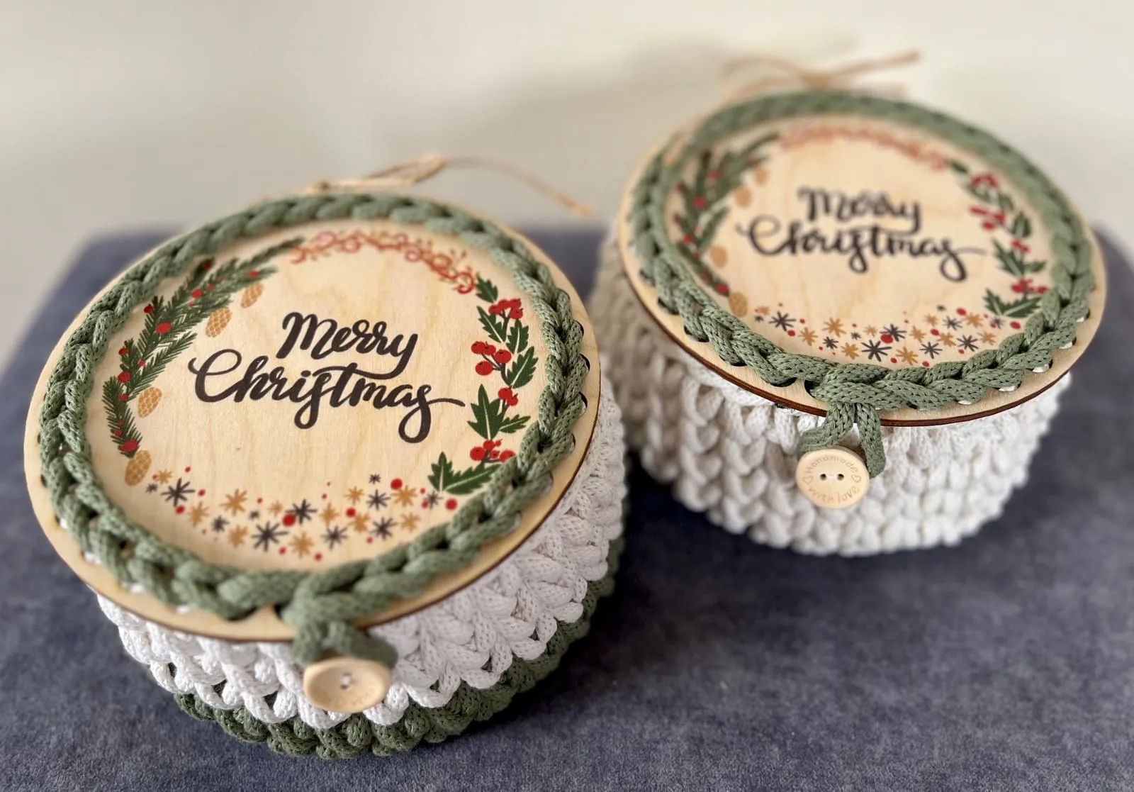 Dwa koszyczki z zielonym obszyciem i pokrywką z wiankiem Merry Christmas