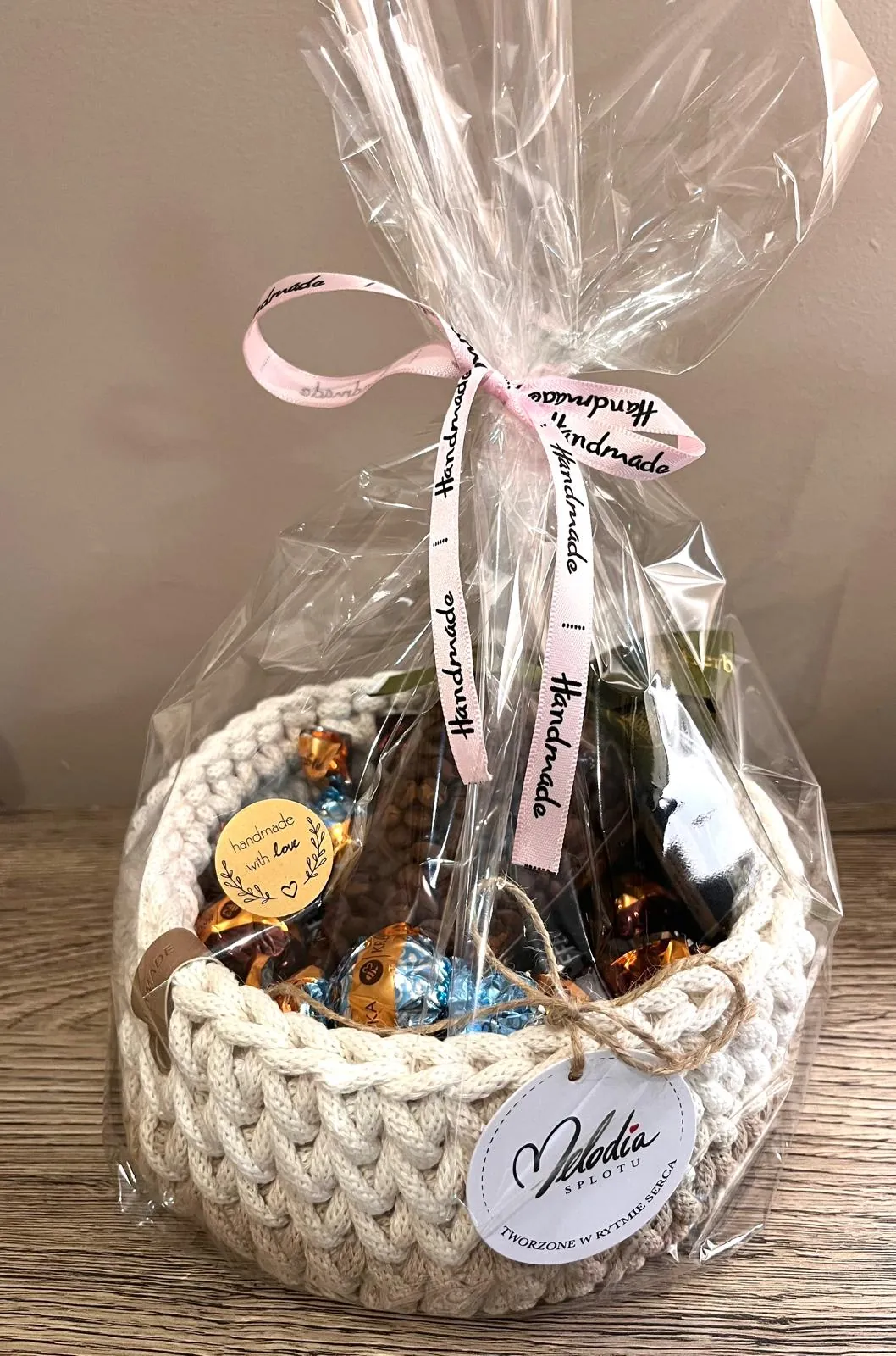 Koszyk ze słodyczami zapakowany w celofan, przewiązany wstążką Handmade