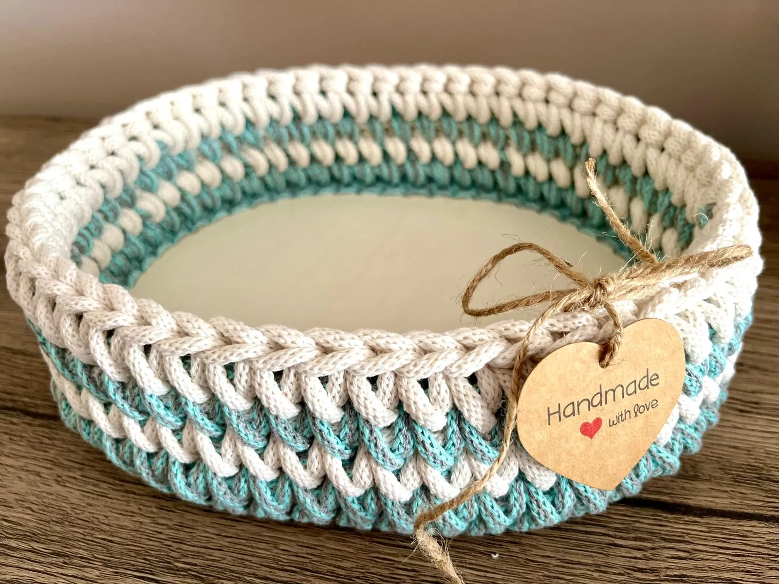 Owalny koszyk ecru z miętowym pasem i zawieszką Handmade with love