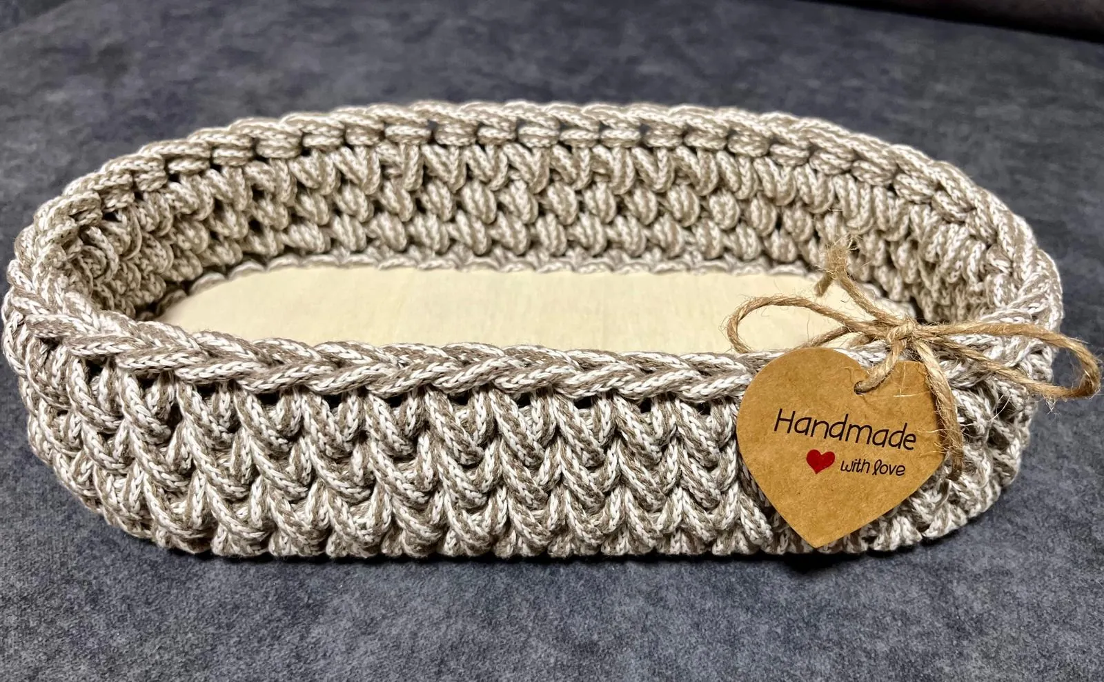 Podłużny koszyk z melanżowego beżowego sznurka z zawieszką Handmade